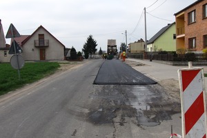 Wylewanie nowej nawierzchni jezdni w Kołaczkowicach  (photo)
