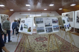 Wystawa fotografii. Zdjęcia przedstawiają Miejską Górkę (photo)