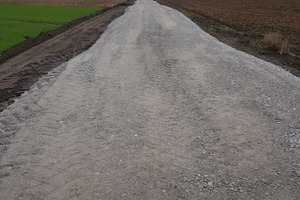 Droga dojazdowa do gruntów rolnych w Woszczkowie . (photo)