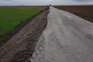 Zdjęcie przedstawia drogę dojazdową do gruntów rolnych . (photo)
