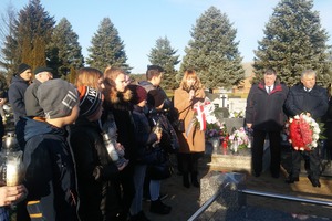 Zdjęcie grupy ludzi stojących obok grobu. (photo)