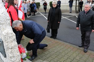 Burmistrz Miejskiej Górki składa kwiaty przed pomnikiem. (photo)