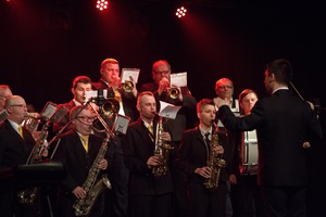 Zdjęcie przedstawia grającą orkiestrę. (photo)