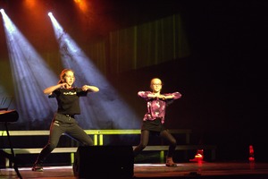 Zdjęcie przedstawia występ duetu tanecznego. (photo)