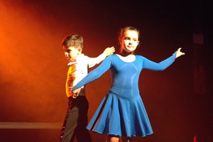 Zdjęcie przedstawia występ duetu tanecznego. (photo)