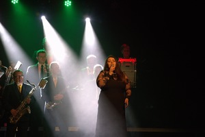 Zdjęcie przedstawia solowy śpiew artystki. (photo)