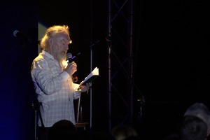 Mężczyzna przemawia przez mikrofon. (photo)
