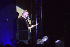 Mężczyzna przemawia przez mikrofon. (photo)