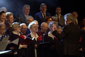 Zdjęcie przedstawia śpiewający chór. (photo)