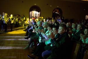 Zdjęcie przedstawia klaszczącą publiczność. (photo)