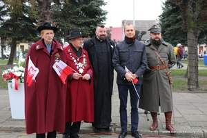 Zdjęcie przedstawia pięć osób z flagami Polski. (photo)