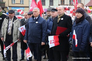 Zdjęcie przedstawia grupę ludzi z flagami Polski. (photo)