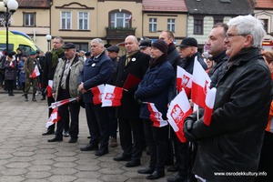 Zdjęcie przedstawia grupę mężczyzn z flagami Polski. (photo)