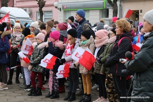 Zdjęcie przedstawia grupę dzieci z flagami Polski. (photo)