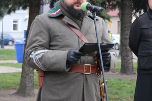 Zdjęcie przedstawia przemawiającego żołnierza. (photo)
