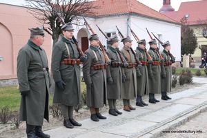 Żołnierze stoją na baczność. (photo)