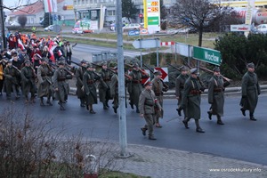 Zdjęcie przedstawia maszerujących żołnierzy. (photo)