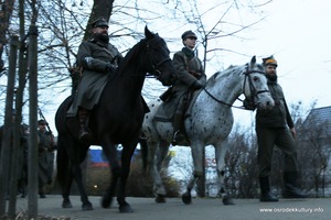Zdjęcie przedstawia żołnierzy jadących konno. (photo)