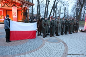 Zdjęcie przedstawia stojących na baczność żołnierzy z flagą Polski. (photo)