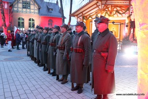 Zdjęcie przedstawia stojących na baczność żołnierzy. (photo)