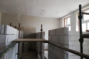 Zdjęcie przedstawia przebudowe budynku szkolnego w Konarach. (photo)
