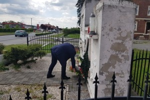 Burmistrz Miejskiej Górki składa bukiet kwiatów przed pomnikiem. (photo)
