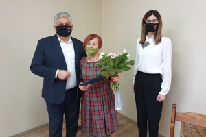 Na zdjęciu znajduję się burmistrz wraz z Panią sekretarz wręczających kwiaty byłej już członkini Rady Komisji Rozwiązywania Problemów Alkoholowych. (photo)