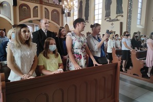 Na zdjęciu znajdują się ludzie znajdujący się w kościele. (photo)