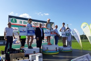 Uczestnicy biegu na podium (photo)