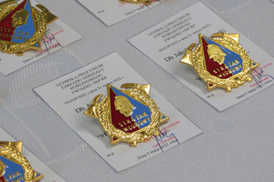 Medale dla strażaków na stole przygotowane do wręczenia. (photo)