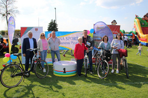 Uczestnicy rajdu ze swoimi rowerami przy podium w towarzystwie Burmistrza Miejskiej Górki. (photo)
