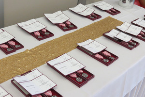 Leżące na stole i przygotowane dla Jubilatów medale za Długoletnie Pożycie Małżeńskie. (photo)