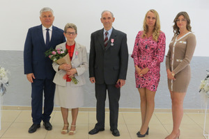 Jubilaci z medalami w towarzystwie Burmistrza Miejskiej Górki, kierownik Urzędu Stanu Cywilnego oraz pracownicy Urzędu Stanu Cywilnego. (photo)