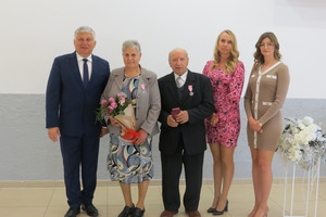 Jubilaci z medalami w towarzystwie Burmistrza Miejskiej Górki, kierownik Urzędu Stanu Cywilnego oraz pracownicy Urzędu Stanu Cywilnego. (photo)