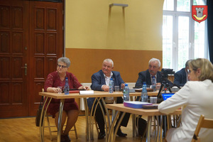 Debatujący przy stołach radni Rady Miejskiej (photo)