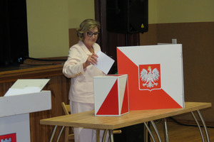 Radna Danuta Skupin wrzucająca swój głos do urny (photo)
