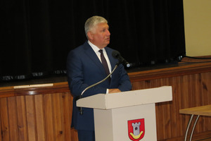 Burmistrz Miejskiej Górki Karol Skrzypczak przemawia na mównicy (photo)