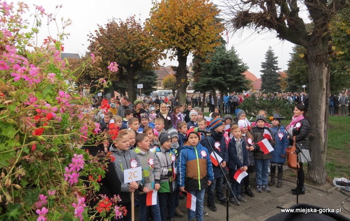 Wspólnie odśpiewali hymn by uczcić 100. rocznicę Odzyskania Niepodległości  - zdjęcie