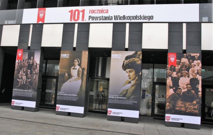 Zdjęcie sanitariuszek na wystawie poświęconej kobietom w Powstaniu Wielkopolskim - zdjęcie