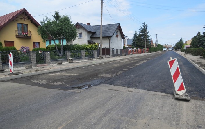 Dobiegają końca prace przy budowie kanalizacji w Gostkowie i Rozstępniewie - zdjęcie