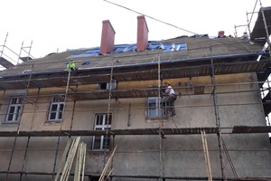 Na zdjęciu znajduje się budynek szkolny w Konarach w trakcie prac remontowych i elewacyjnych. (photo)