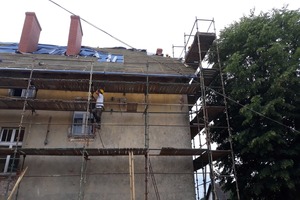 Zdjęcie przedstawia stojące rusztowania wokół budynku szkolnego w Konarach (photo)