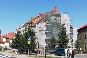 Zdjęcie przedstawia remontowany budynek szkolny w Konarach wraz stojącymi wokół niego rusztowaniami. (photo)