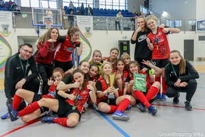 Zdjęcie grupowe zwycięskiej drużyny. (photo)