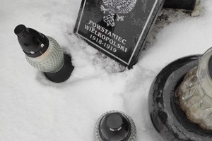 Tabliczka Powstańca Wielkopolskiego oraz zapalone znicze (photo)