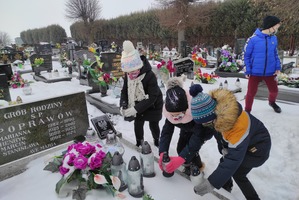 Dzieci składają znicze na grobie Powstańca Wielkopolskiego (photo)