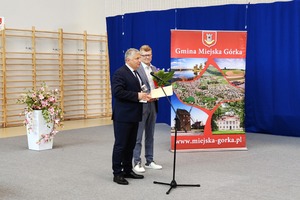 Na zdjęciu znajduje się dwóch mężczyzn na tle ścianki 