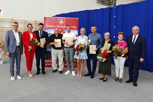 Grupowe zdjęcie osób obecnych na spotkaniu. (photo)