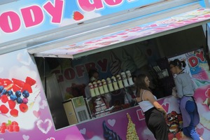 Na zdjęciu znajduje się food track z lodami. (photo)