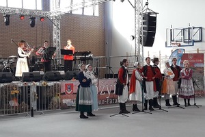 Występ grupy tanecznej (photo)